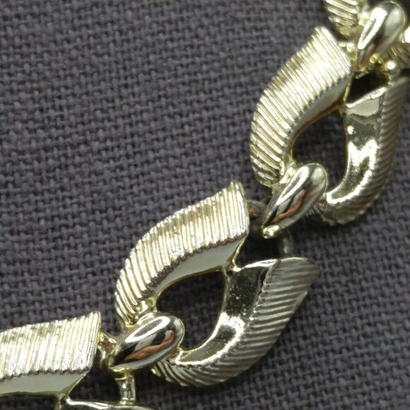 Vintage Gold Tone Necklace, Textured Links, Hook Clasp, 1950s, 16 Inch - Picture 4 of 10
